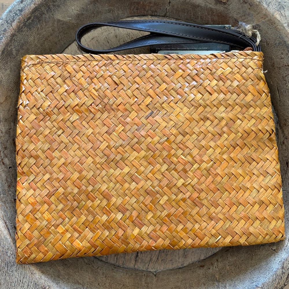 NWT Sun & Sand Natural Woven Wristlet Clutch Signed Paul Brent Beaded Medallion - Picture 3 of 5